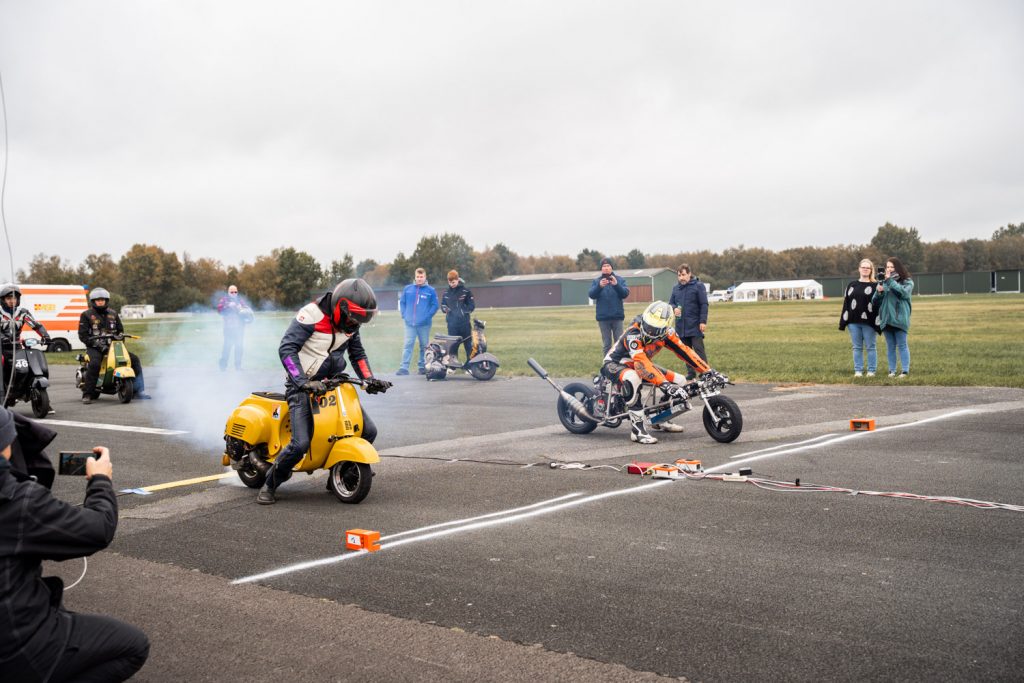 Gelbe Vespa startet mit Automatik-Roller