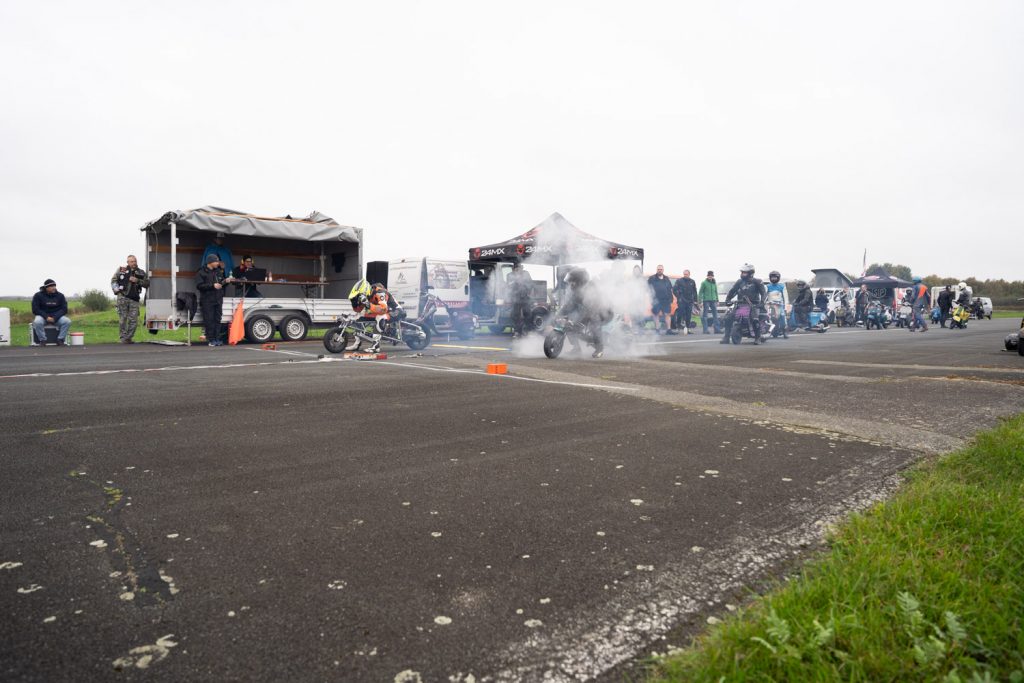 Start von zwei Atomatik-Rollern